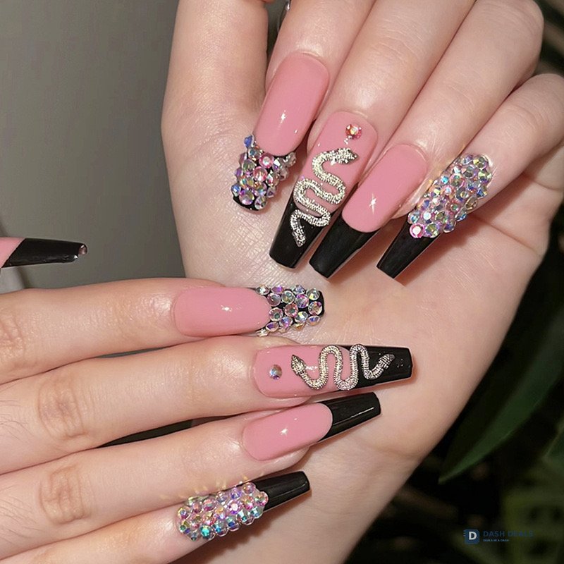 Diamond Snake Press-On Nails 24 PCS — Edgy Bold Nail Art Set, Short Length At-Home Manicure
